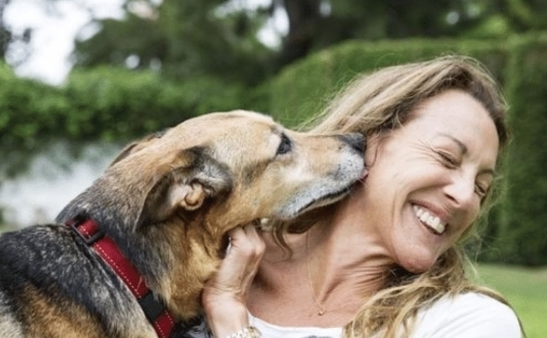 狗狗舔人是什么意思啊_舔狗的意思是什么意_人們說(shuō)的舔狗是什么意思